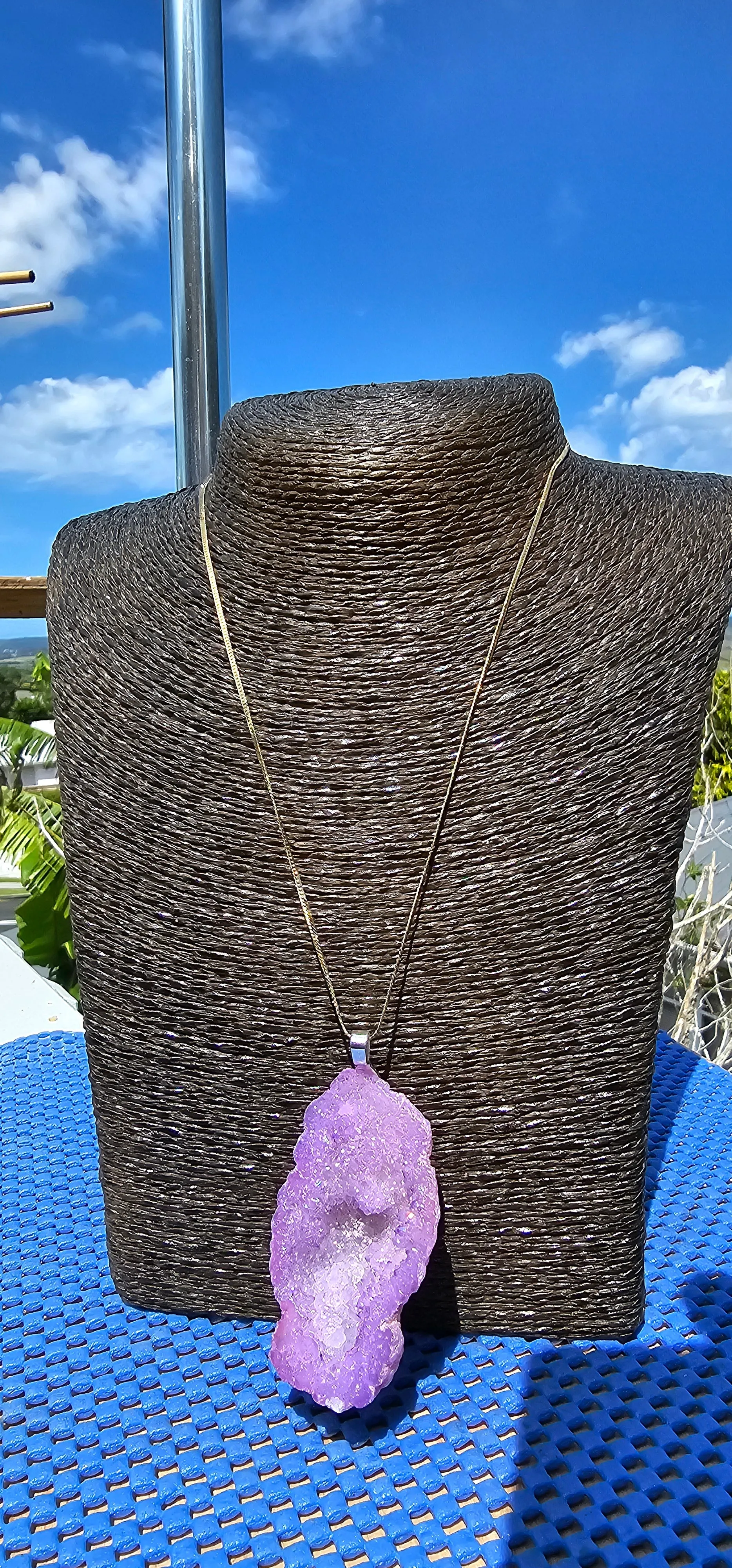 AURA QUARTZ PENDANT NECKLACE
