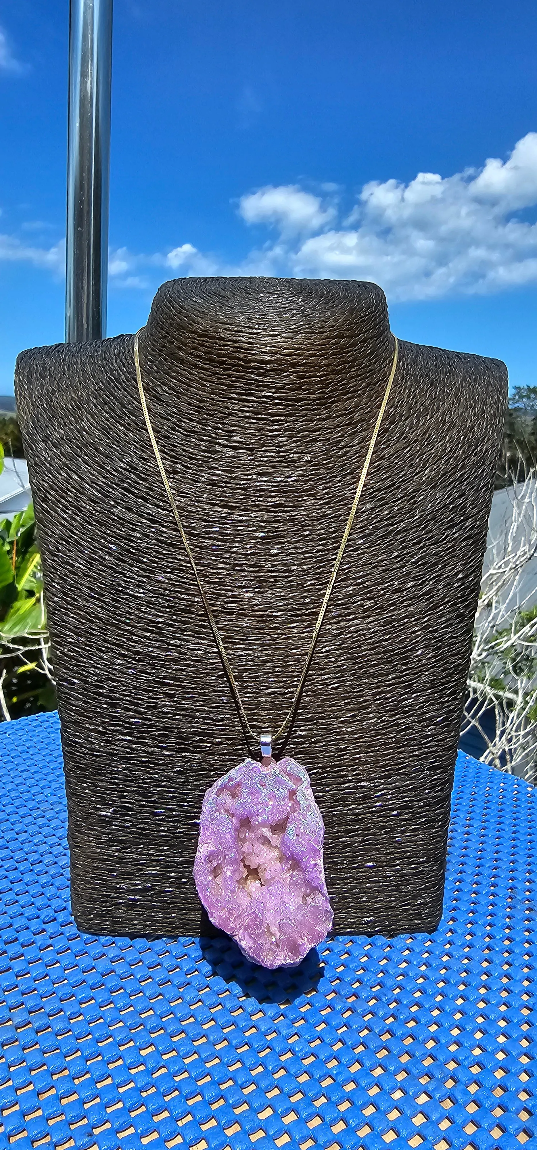 AURA QUARTZ PENDANT NECKLACE