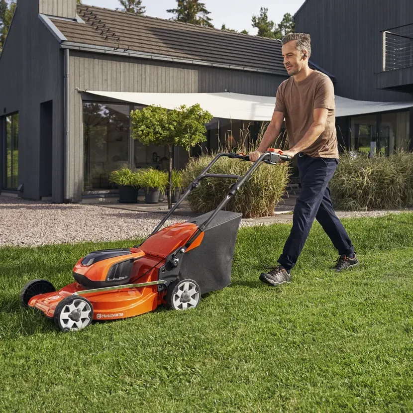 Husqvarna LC 142iS Cordless Lawn Mower