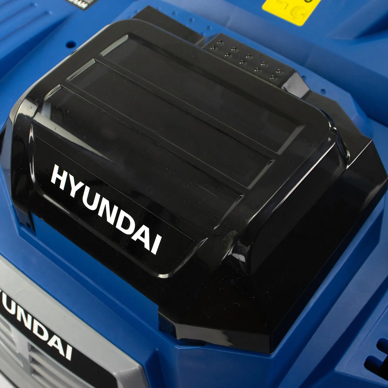 Hyundai HY2197 Artificial Grass Sweeper
