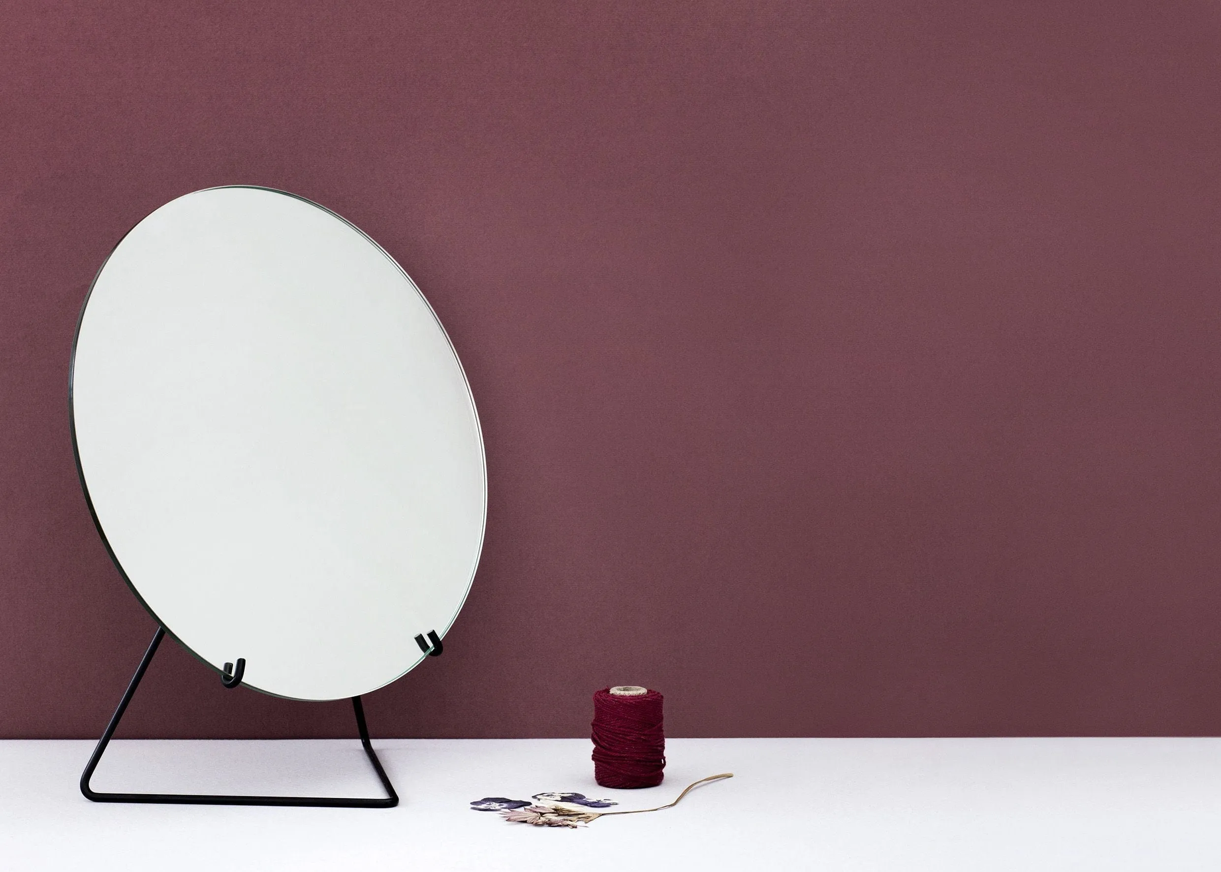 Moebe Standing Mirror ø30 Cm, Black